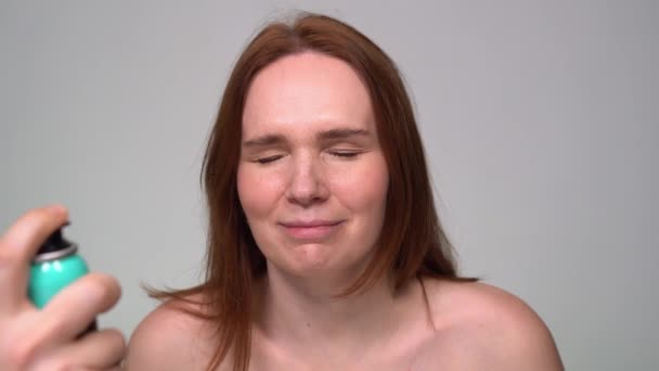 Simulation Woman freckles Draw spray can for hair — Stockvideo