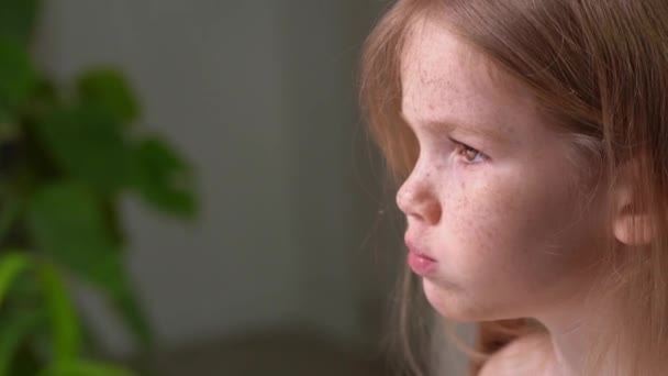 Lentiggini bambina con mangia una banana, vista laterale — Video Stock