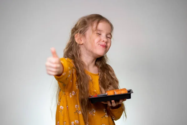 Het Kleine Meisje Steekt Een Duim Omhoog Houdt Het Haar — Stockfoto