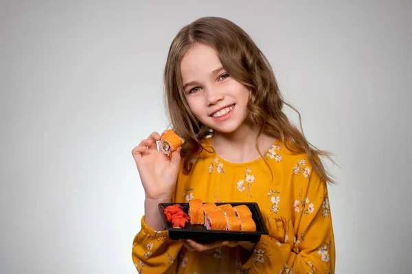 Menina Adolescente Comendo Rolo Caixa Preta Entrega Casa Cozinha Japonesa — Fotografia de Stock