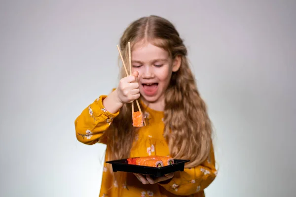 Girl drops the roll, learning to hold sticks. — Stockfoto