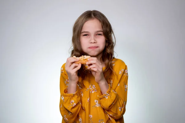 长满卷发的少女在白色背景下咬着比萨饼吃着 好吃的食物 — 图库照片