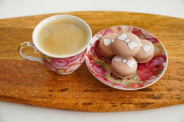 Tahtada kahve ve badem kurabiyesi.