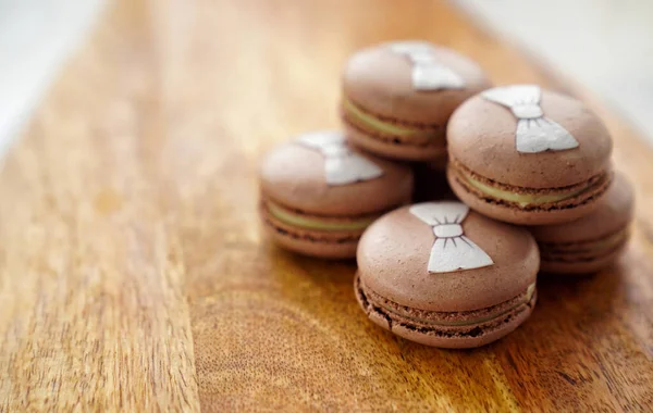 Cakes macarons with bows on wooden Board side view — Stock Photo, Image