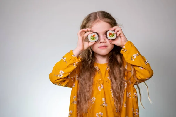 Mädchen mit Rollen haben ein Gesicht wie eine Brille. — Stockfoto