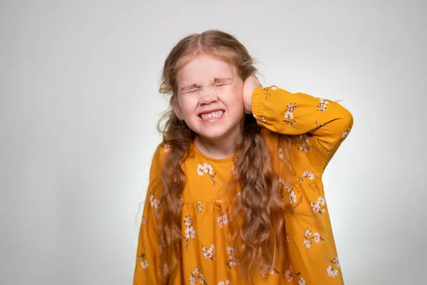 Magoando a orelha da menina, segure a orelha com a mão — Fotografia de Stock