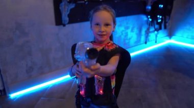 Lazer savaşı için silahı olan küçük bir kız. partiler.
