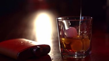 Bir şişe ve bir bardak dolusu buzlu içecek.