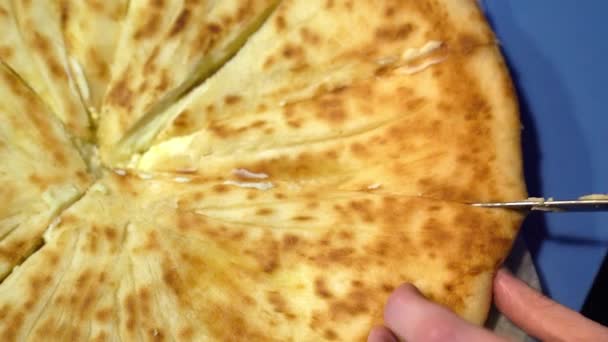 Παραδοσιακή Ossetian πίτα. Κοπή με μαχαίρι. — Αρχείο Βίντεο