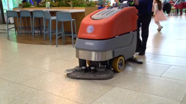 Professionelle Fußbodenwaschmaschine im Supermarkt. — Stockvideo