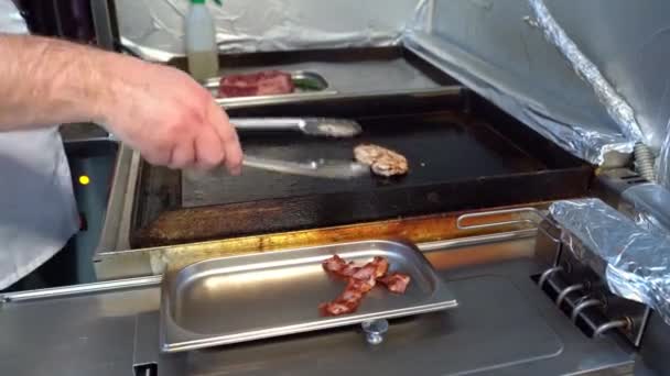 Mit dem Teller von gebratenem Speck und Steak. — Stockvideo