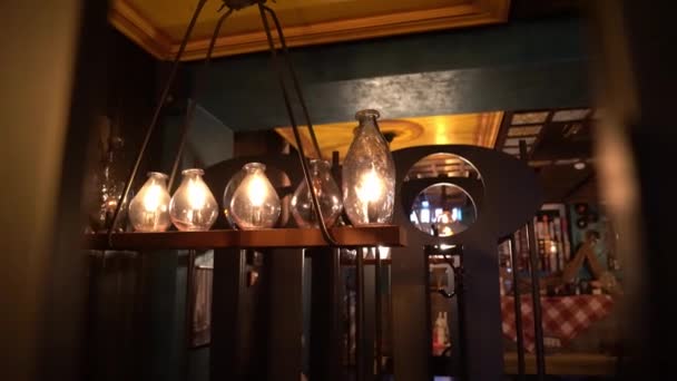 Licht op het plafond van de donkere zolder in de pub. — Stockvideo