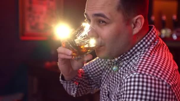 Profil man i rutig skjorta dricka whisky koppar — Stockvideo