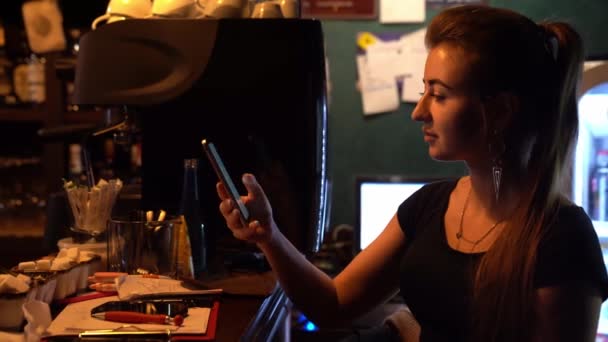 depositphotos 348234574 stock video the girl with the phone девушка с телефоном в темноте