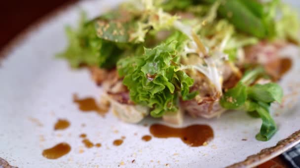 Saláta közelkép egy fehér tányéron. Közelkép. — Stock videók