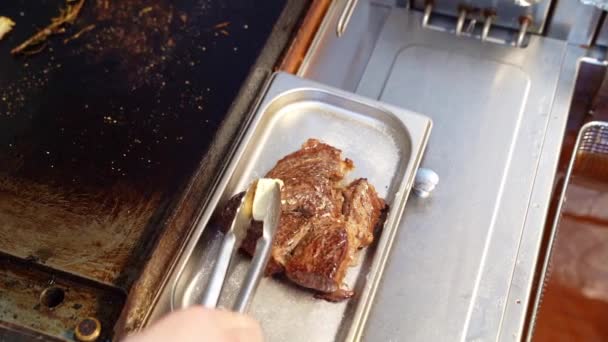 O pedaço quente de bife manchado com manteiga — Vídeo de Stock
