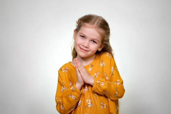 Little blonde girl fold her hands like an angel — Stockfoto