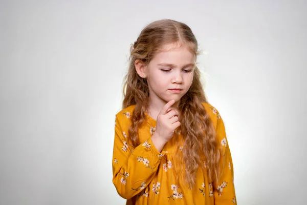 Sign quieter fingers shows beautiful little girl — 图库照片