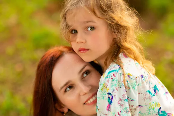 Mutter und Tochter umarmen und lachen. glückliche Familie. — Stockfoto