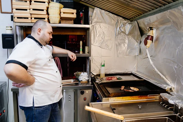 Chef cozinha pedaço de carne no prato e leva pronto — Fotografia de Stock