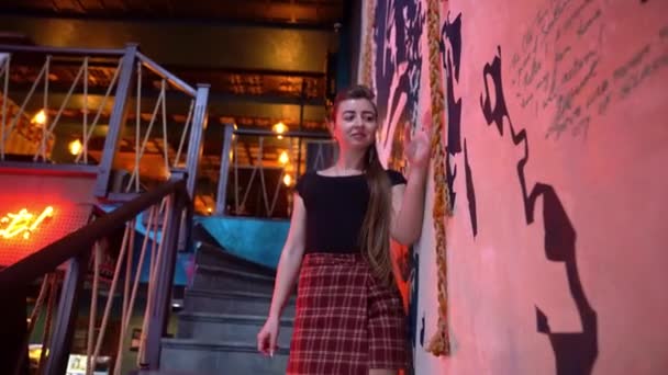 Girl in a mini skirt walks down the stairs — Stock Video