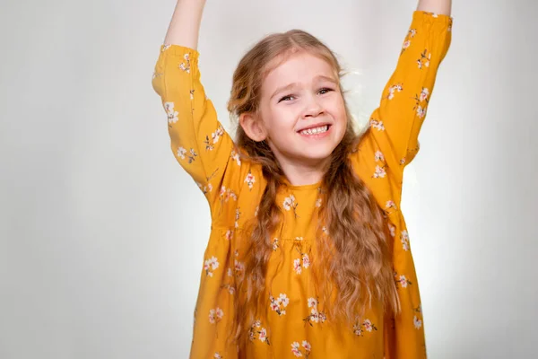 A menina está feliz e acenando com seus braços no topo — Fotografia de Stock