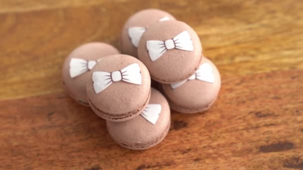 Su tavola di legno torte macaron con fiocchi — Video Stock