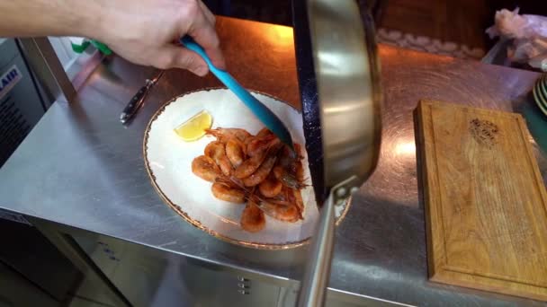 放在白盘上的平底锅中的虾仁. — 图库视频影像