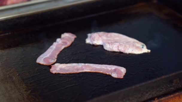 Na cozinha No fogão fritar bacon e bife — Vídeo de Stock