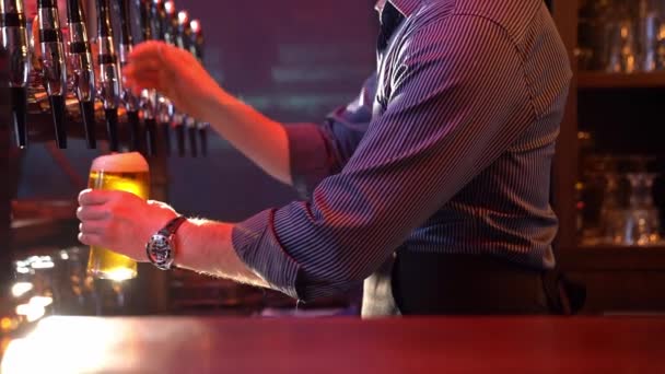 barman verse la bière du fût et met sur la table  