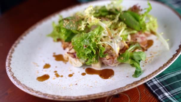 Salat in Großaufnahme auf einem weißen Teller. Annäherung. — Stockvideo