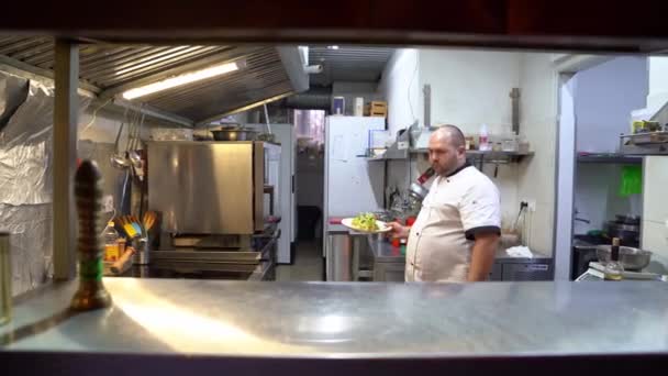 Chef poner en distribución plato terminado, suena campana — Vídeo de stock