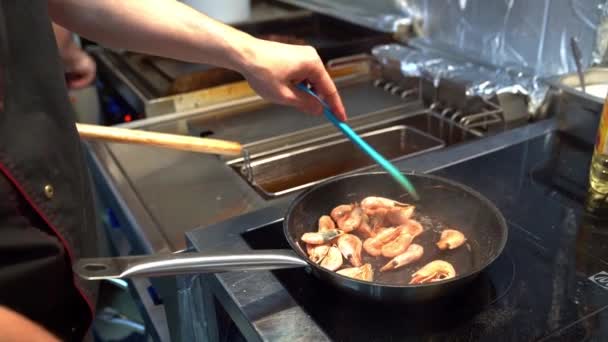 A serpenyőben sült garnélarák és megállítja a pengét. konyha — Stock videók