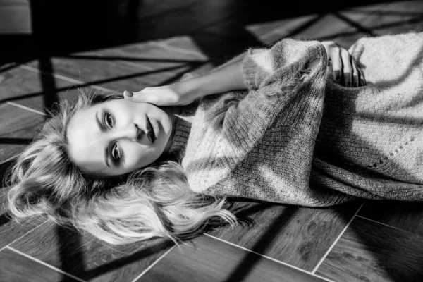 Блондинка лежит на полу у окна — стоковое фото