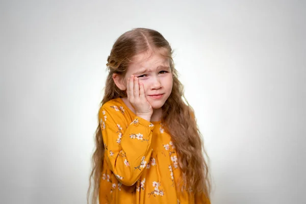 Strong Toothache little girl with long blonde hair — Stockfoto