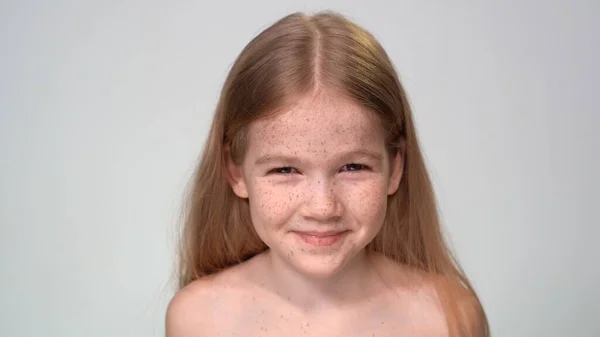 Kleines Mädchen mit Sommersprossen, blondes Haar lächelt — Stockfoto