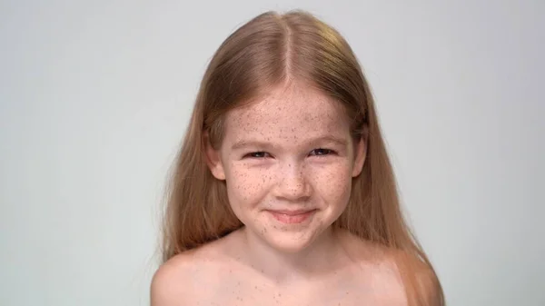 Niña con pecas, pelo rubio sonríe —  Fotos de Stock