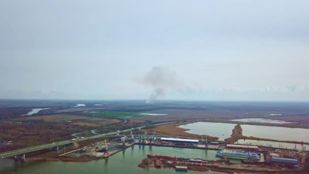 Feu et fumée au loin. Panorama. Vue du dessus — Video