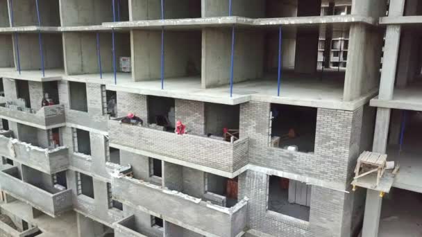 Top view Bouw, bouwers bouwen balkons — Stockvideo