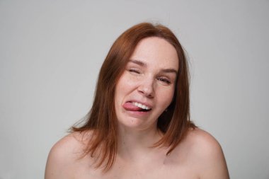 Beyaz arka planda çilli bir kadın.