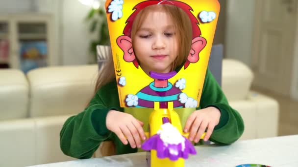 Pequeña niña juega pastel en la cara — Vídeo de stock
