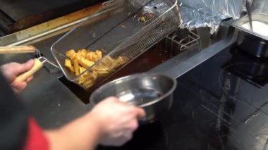 Kızartma makinesinden çıkan abur cuburlar hazır. Fast food.