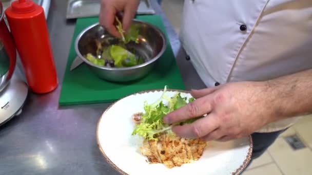 Chef prepara salada. Mãos põe folhas de alface — Vídeo de Stock