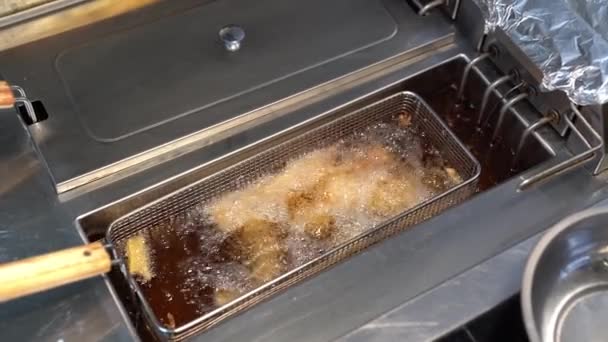 Boiling oil in deep fryer in restaurant kitchen. — Stock Video