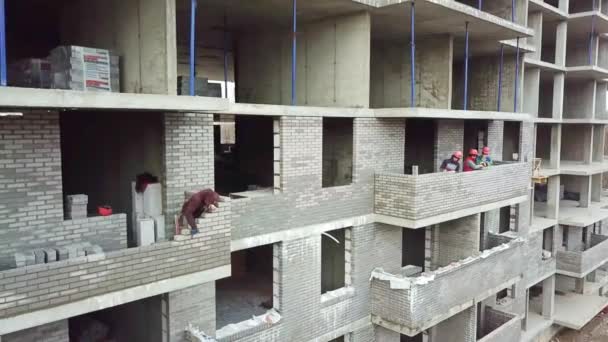 Bouw, bouwers bouwen balkons. Bovenaanzicht — Stockvideo