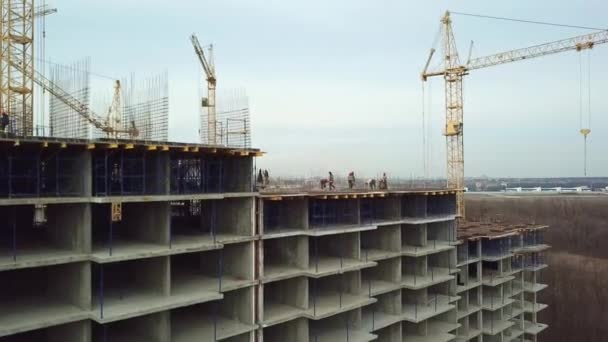 Kranen, Bovenaanzicht in de bouw, bouwers op hoogte — Stockvideo