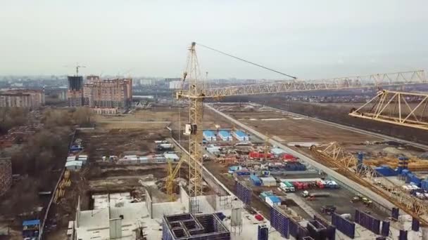 Vista dall'alto in cantiere, gru, strutture — Video Stock