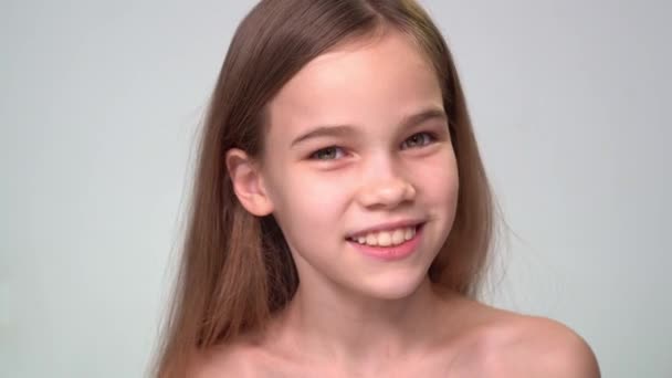 Teenager-Mädchen blickt in Kamera und lächelt. — Stockvideo