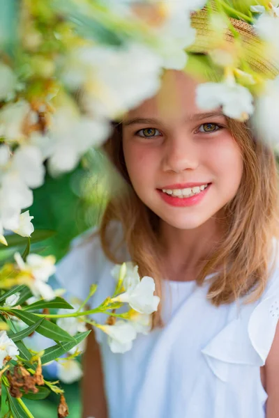 Retrato de chica rubia en sombrero entre flores blancas —  Fotos de Stock