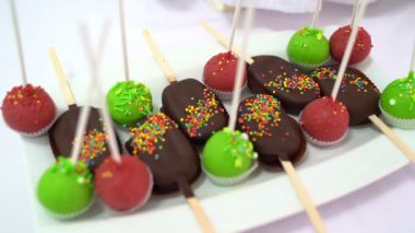 Çubukta bir tatlı. Çocuk partisi için kek-pop